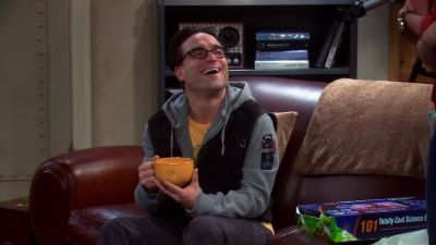 Leonard, look. Sheldon's hugging me. - The Big Bang Theory