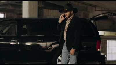 - [Leroy] Hold on, boy.
You know that Camry? - Cinnamon