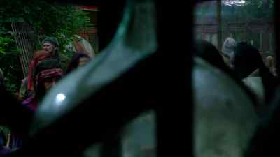 Let me get through. - Into the Badlands