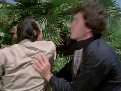 - Let me go.
- Hold still. - Man from Atlantis
