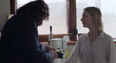 Let me go, I have an appointment.
I'm about to be picked up. - Toni Erdmann