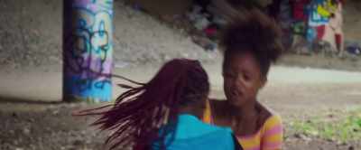 -Let go of me!
-Come dance, Coumba. - Cuties