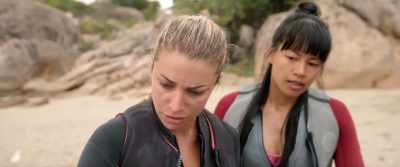 - Let me help ya. - The Reef: Stalked