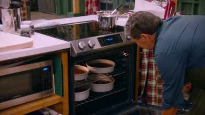 - Let me look at my cakes.
- They're getting close. - Baking It