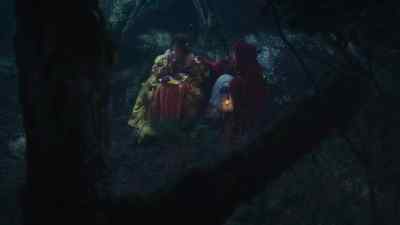 - Let me look.
- What? - Once Upon a Crime
