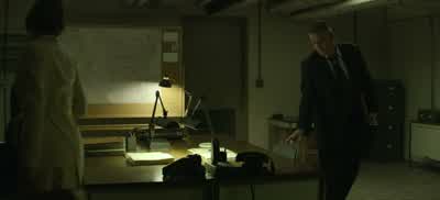 - Let me take your bag. - Mindhunter