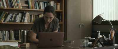 Let me see here. - The Night House