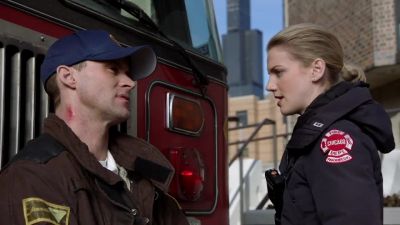 - Let me see that neck. - Chicago Fire