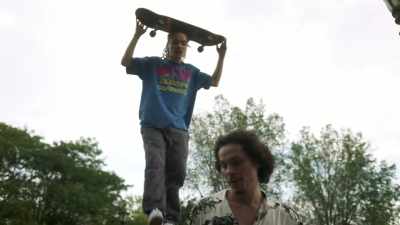 - Let me see him tre flip.
- [speaks indistinctly] - Betty