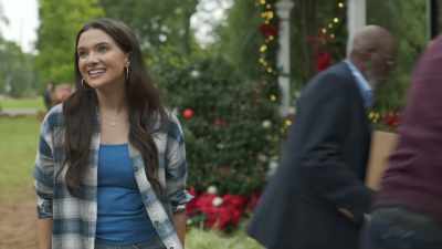 -Let us get this inside.
-Thank you. Thanks. - A Christmas Open House
