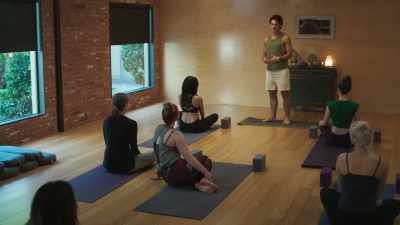 Let's come to
standing, please. Warm up. - Psycho Yoga Instructor