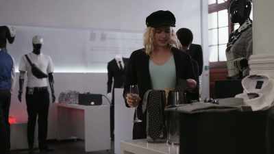 - Let's get you a... tie.
- Miss Swann. - Professionals