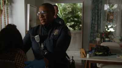 Let's get her in position
for abdominal thrusts. - 9-1-1