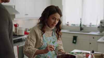 Let's get this in the fridge. - Christmas, Love and Fudge
