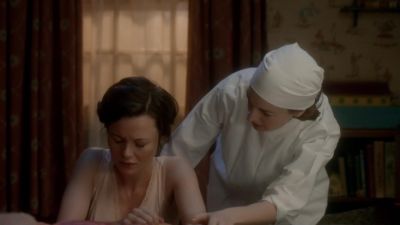 Let's get you on the bed. - Call the Midwife