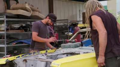 - Let's get these into Cassidy.
- Okay, we'll get these, - Rust Valley Restorers