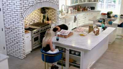- Let's go chicken on the bottom quick, quick, - Selena + Chef