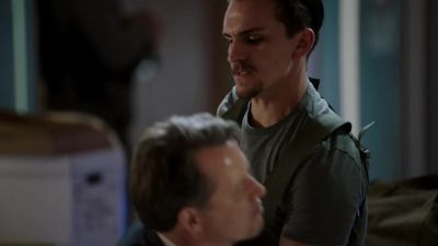 Let's go. Come on, up. - The Last Ship