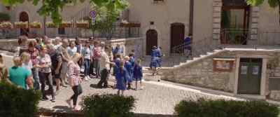 Let's go, guys. Let's go inside.
Into the classroom, come on. - Un mondo a parte