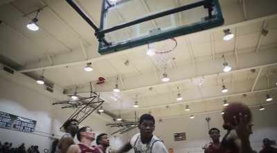 - Let's go, L!
- Bounce pass inside. - Last Chance U: Basketball