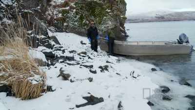Let's go look at that
other log over there and - Life Below Zero: First Alaskans