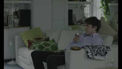 - Let's laugh about it. Why not?
- [Julie scoffs] - The Souvenir