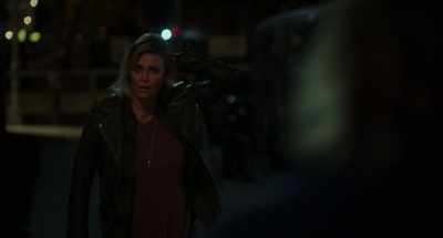 - let's leave the car here and take a cab.
- No. - Tully