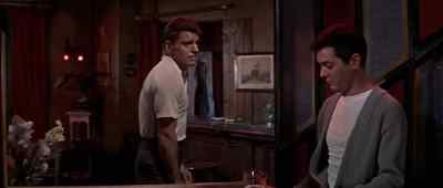 -Let's shove off. I'll get my jacket.
-Let me see if I can win... before we go. - Trapeze