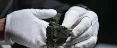 Let's take a look at this crossbow. - Mysteries of the Terracotta Warriors