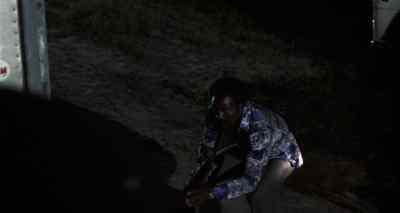 -Let's take this car.
-Get in, l'll cover you. - Black Gunn
