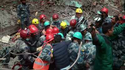 Let's take him to the hospital.
Let's take him. - Aftershock: Everest and the Nepal Earthquake