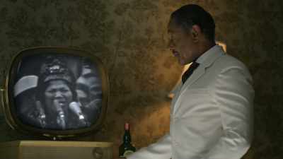 Let's turn it up.
Mahalia's singing. - Godfather of Harlem