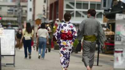 [Levy] People now often visit
dressed in kimonos - The Reluctant Traveler with Eugene Levy