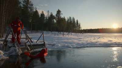 - [Levy] Uh-huh.
- [Ilkka] Keep your head straight - The Reluctant Traveler with Eugene Levy