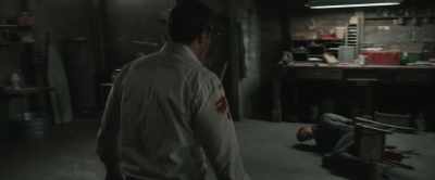 Lewis, look. His ring.
It's a Jewish star. - The Secrets We Keep