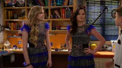 - Lex is dressed like me.
- Mm, she wears it better. - Side Hustle