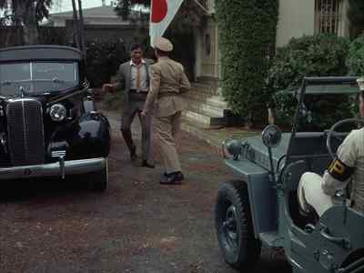 Lieutenant, that's their car.
They're inside. - The Time Tunnel