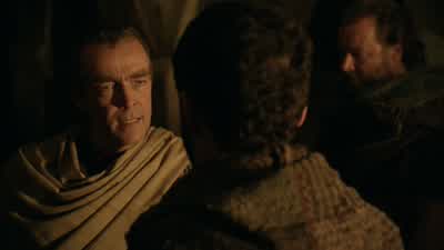 Lift him up. - Spartacus
