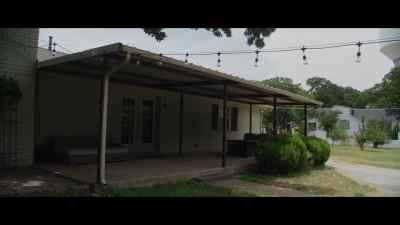 (light bulb crackles) - Foreclosure 2