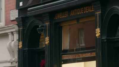 (light classical music) - Christmas in Notting Hill