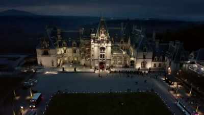 [light festive music] - A Biltmore Christmas