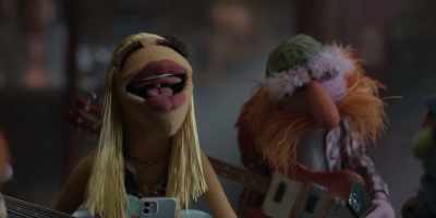 Like, even we have belly buttons.
(WHISPERS) Mine's an innie. - The Muppets Mayhem