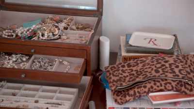 -Like, I'm already getting going on that.
-All right. While you finish jewelry, - Get Organized with The Home Edit