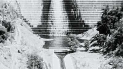 Like most modern dams, - Flood in the Desert