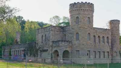 Like, place was haunted,
you know, uh... - Mysteries of the Abandoned