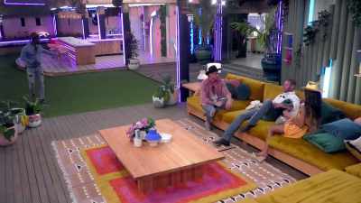 >> LIKE SHE'S ALL LIKE GOOGLEY
I'D. - Love Island