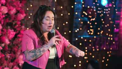 Like, something was happening,
so it cracked in my hand. - Liza Treyger: Night Owl