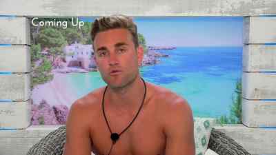 -Like that, you can touch the hair.
-Okay. - Love Island Australia