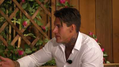 ‐Like, the show makes
no difference to me at all.
‐I'm sure you don't. - Love Island