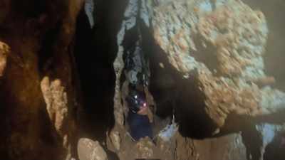 - Like this?
- [MPETE] Both legs down, yes. - Unknown: Cave of Bones